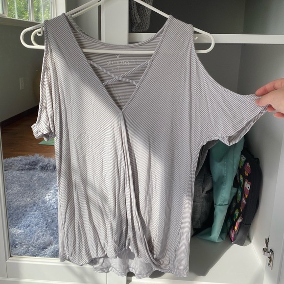 Striped V-cut top with cross. - Picture 2 of 4